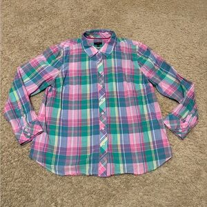 Super cute, lightweight women’s button down in a madras plaid. Size Petite large